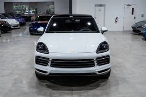 Porsche Cayenne E-Hybrid Coupé d'occasion 2023, blanc, 5 places, phares LED, toit ouvrant panoramique, intérieur en cuir, pneus R21 - Product Image 1
