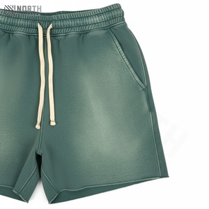 Maillots de bain de sport personnalisés pour hommes, séchage rapide, légers, taille élastique, short de bain 7/8, doublure de compression, poches latérales, coupe ajustée - Product Image 3