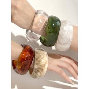 Fournisseur en gros de bracelets en résine artistique pour femmes, bijoux uniques faits à la main, disponibles en grande quantité - Product Image 1