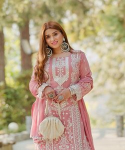 Fusion de mode: Style pakistanais Salwar Kameez - Fusion de styles traditionnels et modernes, créant une mode chic et élégante - Product Image 6