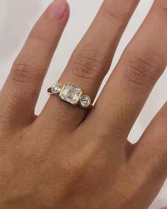 แหวนเพชรเลี้ยงในห้องปฏิบัติการ 1.02 กะรัต ทรงแอสเชอร์และทรงกลม ประดับเพชรสามเม็ด ดีไซน์หรูหรา ทองคำขาว 14K ของขวัญแต่งงานสำหรับแฟนสาว - Product Image 4