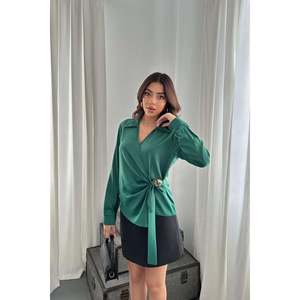 Blusa de Satén con Detalle de Botones Verdes - Verde - Product Image 2