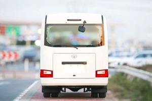 Pour Coaster 2026 |   8 places (essence/essence) Transmission automatique Intérieur foncé Caméra arrière Neuf Disponible à la vente - Product Image 2