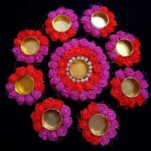 Porte-bougie en métal de qualité supérieure avec décor de lumière de thé de fleurs artificielles Rangoli pour les festivals indiens mariages baptêmes-en vente! - Product Image 5
