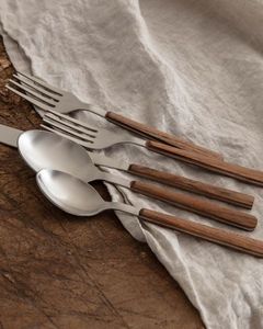 Couverts en acier inoxydable durable et en bois conçus pour une prise en main de qualité supérieure et une utilisation ergonomique pendant les repas ou les fêtes - Product Image 4