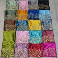 Robe Gorgura somalienne de luxe de la dernière collection, de qualité supérieure, en soie lourde, avec un motif floral abstrait complexe et des broderies manuelles.