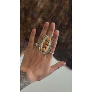 Anillo Ajustable Hecho a Mano en Navajo con Concha de Ostra Espinosa y Plata de Ley, Joyería Cultural Coleccionable - Product Image 2