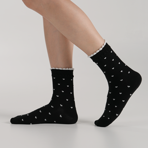 Chaussettes en coton tricoté respirantes pour femmes - Motif cœur rouge blanc noir Design à volants Chaussettes coréennes à usage quotidien - Product Image 3