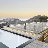 Rampe d'escalier flottante en acier inoxydable avec éclairage LED intégré pour les marches, pour une utilisation dans les appartements de luxe.