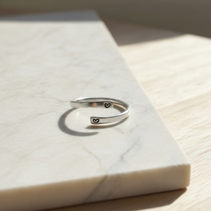 แหวนเงินแท้ประดับลายหัวใจเล็กๆ ทำด้วยมือ - Product Image 3