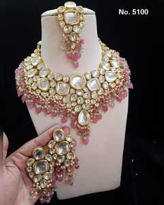 Derniers bijoux indiens de mode exclusifs collier Kundan de mariage lourd ensemble avec boucles d'oreilles Collection Maangtikka pour fille - Product Image 2