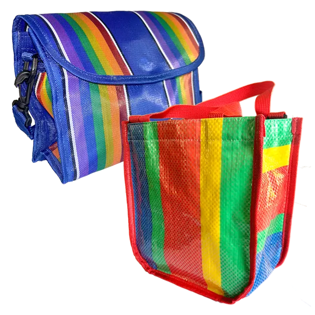 Les élégants sacs imperméables de la Thaïlande tissent des bandes de plastique arc-en-ciel colorées et durables pour un look saisissant.