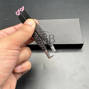 แหนบต่อขนตาสแตนเลสสีดำทนทานด้ามจับเพชร65แหนบติดขนตา90องศาพร้อมหัวใจสีชมพูโลโก้แบบกำหนดเอง - Product Image 2