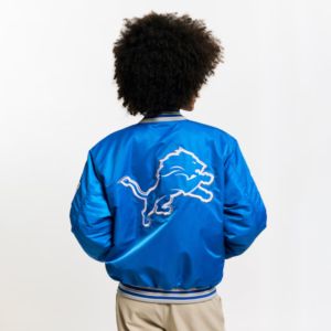 Chaqueta universitaria de béisbol estilo Letterman personalizada para hombre, negra, de los Detroit Lions, de la serie Starter, de satén, con cierre completo a presión, estilo vestuario. - Product Image 5