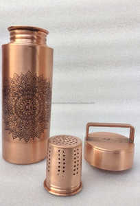 Botella de agua de cobre puro pulido brillante en diseños de martillo botella personalizada botella de agua de cobre hecha en la India - Product Image 5