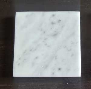 Juego de 4 Posavasos de Mármol Bianco Carrara Blanco Crema con Detalles en Gris Azulado - Product Image 3