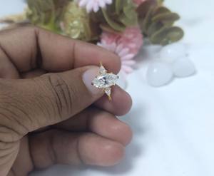 Bague de fiançailles solitaire en diamant de laboratoire taille marquise de 1,75 ct, bague de mariage à trois pierres en diamant, bague en or jaune 10k/14k - Product Image 1