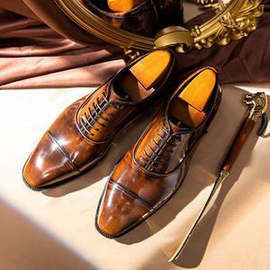 Zapatos formales de negocios de cuero para hombre, nuevos y personalizables - Product Image 1