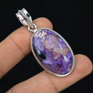 Bijoux de créateur artésiens Pendentifs et breloques en charoite violette naturelle en argent sterling 925 pour femmes de forme ovale - Product Image 2