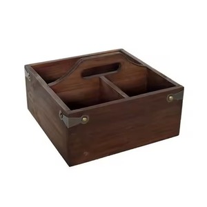 Almacenamiento de cubiertos de madera diseñado para servir bebidas y aperitivos con una asa resistente y compartimentos espaciosos. - Product Image 3