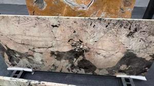 Comptoirs de cuisine modernes d'approvisionnement d'usine nord grande dalle de granit Natraj Stonex pierre naturelle polie exportations de surface inde - Product Image 2