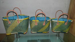 กระเป๋าถือสานมือจากหญ้าทะเลสำหรับฤดูร้อน พร้อมหูหิ้วหนัง ปิดแบบเปิดและเชือกรูด ตกแต่งด้วยงานปัก - Product Image 3