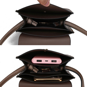 Acabado metálico Este/Oeste Bolso moderno y llamativo - Product Image 3