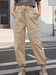 Proveedor OEM, Pantalones Cargo Casuales de Verano para Mujer, Color Caqui, de Algodón, con Tela Satinada, Diseño de Múltiples Bolsillos, Patrón Liso, en Paquete al por Mayor - Product Image 3