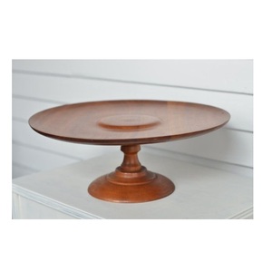 Soporte para tartas de madera con acabado natural y detalles de diseño antiguo para bodas y fiestas elegantes - Product Image 1