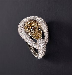 Bague unisexe de luxe tendance en argent sterling plaqué, sertie d'un diamant de laboratoire VVS jaune poire unique, taille brillant, certifiée IGI - Product Image 1