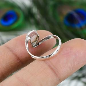 Anillo de mujer hecho a mano con cabujón de cuarzo rosa natural, joyería estampada a mano de Plata de Ley 925 sólida para bodas - Product Image 2