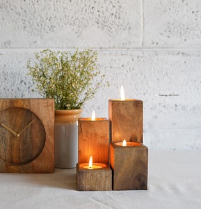 Ensemble de 4 bougeoirs en bois simples pour une décoration intérieure élégante, une mise en scène festive et une ambiance chaleureuse dans la pièce - Product Image 4