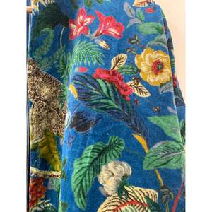 Chaqueta Estampada de Terciopelo Azul Cobalto Sostenible Talla Grande/XL, Ropa de Verano Jungle Court's con Motivos Botánicos de Monos, Teñida y Procesada - Product Image 3