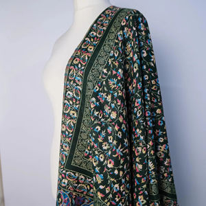 ผ้าคลุมไหล่ฤดูหนาวสไตล์แคชเมียร์ พร้อมลายปักสีขาวอย่างประณีต ผลิตจากโพลีเอสเตอร์ ลายเรียบง่าย อุ่นสบายและมีสไตล์ - Product Image 1