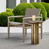 Utilisation de table d'accent de trépied en bronze antique pour la décoration à la maison
