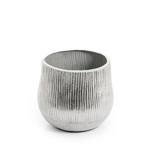 Vase à fleurs en aluminium au design tendance avec surface martelée subtile, idéal pour les arrangements floraux verticaux et les coins - Product Image 3
