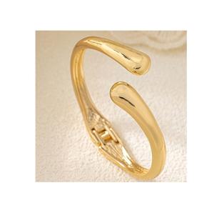 Ronds de serviette en métal, conçus pour sublimer les présentations de table, avec des lignes épurées et un savoir-faire sophistiqué, offrant une touche de luxe discrète. - Product Image 5