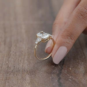 แหวนเพชรรูปทรงสี่เหลี่ยมคางหมูทรงห้าชิ้นแหวนหมั้นเพชร14K สีทองสำหรับปลูกในห้องปฏิบัติการดีไซน์สดใส - Product Image 5