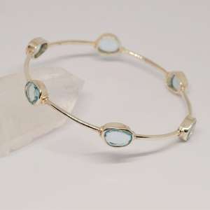 Bracelet jonc en argent sterling 925 plaqué or, topaze bleue naturelle, fait à la main, par un créateur : pierre de naissance de décembre pour femmes, vente en gros - Product Image 4