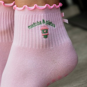 Chaussettes de Pilates personnalisées en coton avec broderie matcha, volants et nœud, chaussettes à cheville avec grip en forme de cœur, pour femmes, fabrication au Vietnam, vente en gros, commande en gros - Product Image 2