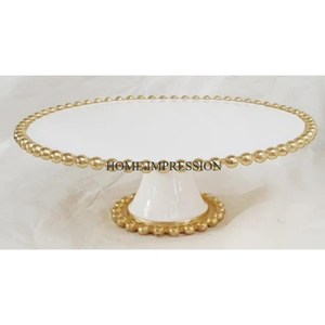 Support à gâteau en porcelaine blanche avec bordure en perles dorées, design élégant, nouveau look, idéal pour les fêtes d'anniversaire - Product Image 1