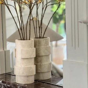 Vase cylindrique en travertin moderne, design sculptural artisanal, décoration de luxe, accent pour les maisons élégantes - Product Image 1