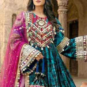 Robe afghane lourdement brodée pour femmes, avec décorations de vieilles pièces afghanes, pour les fêtes et les mariages kuchi - Product Image 3