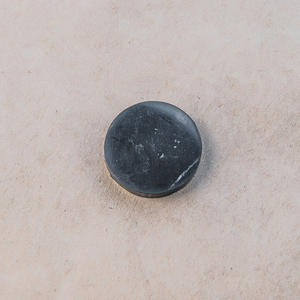 Pegatina redonda pulida de shungita para teléfono, 0.8 pulgadas (20 mm) - Product Image 1