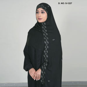 Hijab en mousseline élégant avec des détails géométriques en cristal rayé et des accents de paillettes dispersés pour une tenue modeste sophistiquée - Product Image 1