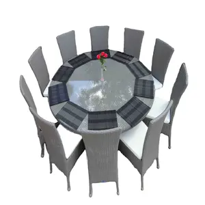 Jardín de repuesto/hotel/villa/resot está organizado con una gran mesa circular de comedor al aire libre con 10 asientos, que es el perfecto