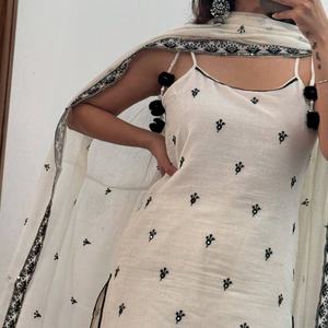 Última colección de prendas de algodón multicolor con detalles de bordado resham y elegante dupatta de algodón, estilo boutique 2025 - Product Image 5