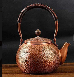 Hervidor de cobre rústico para cocinas de inspiración vintage utilizado como artículo de estufa funcional y pieza de herencia decorativa - Product Image 3