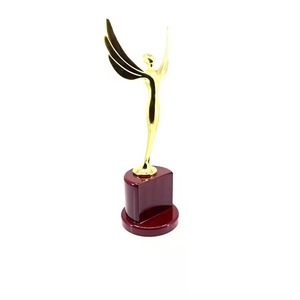 Elegant Flying Lady Metal Trophy for Women's Achievement Forte demande dans le monde entier pour la reconnaissance de l'excellence en leadership - Product Image 3