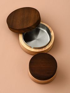 El elegante Cenicero compacto de madera agrega un toque sofisticado a los bares, hoteles, hogares y áreas de asientos al aire libre - Product Image 4